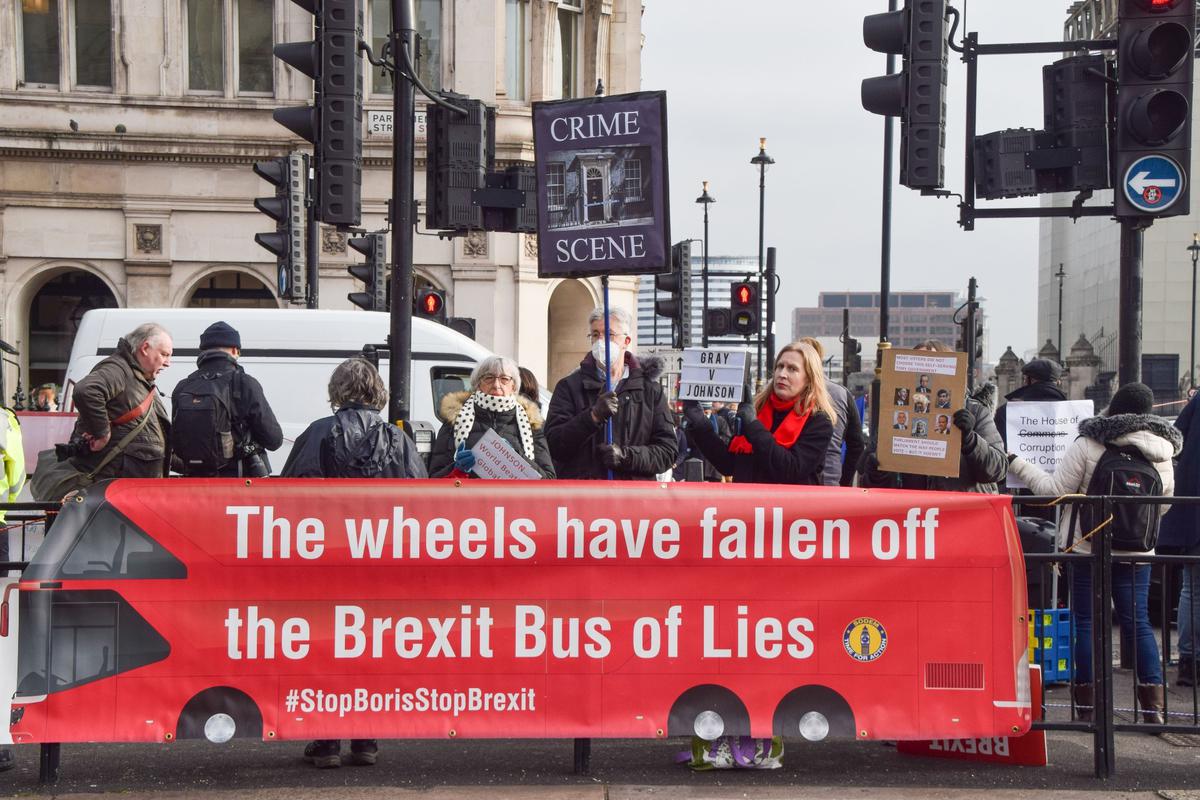 Плакат с критикой Brexit возле здания парламента в Лондоне. Фото: Vuk Valcic / SOPA Images / LightRocket via Getty Images