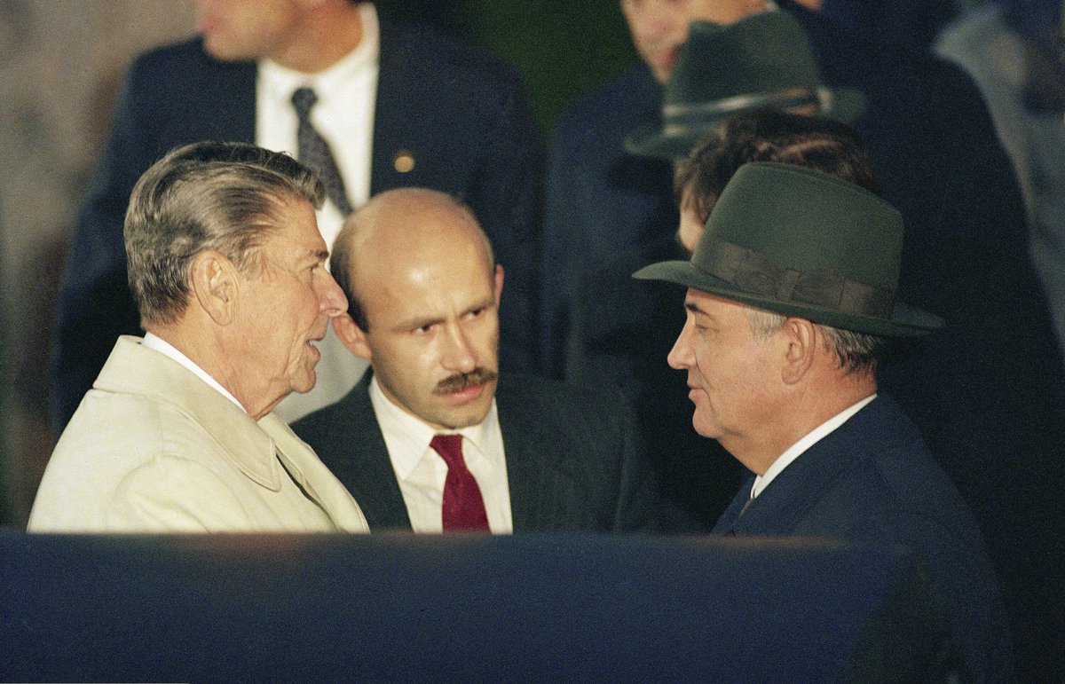 Третий при переговорах наедине. Рейган и Горбачев, два антипода, сумели устранить ядерную угрозу человечеству. Фото: AP / East News