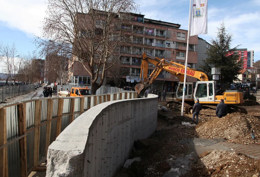 5 февраля 2017 года. Сербы сносят стену в Косовска-Митровице, которую ранее возвели «для защиты от албанцев». Фото: Reuters
