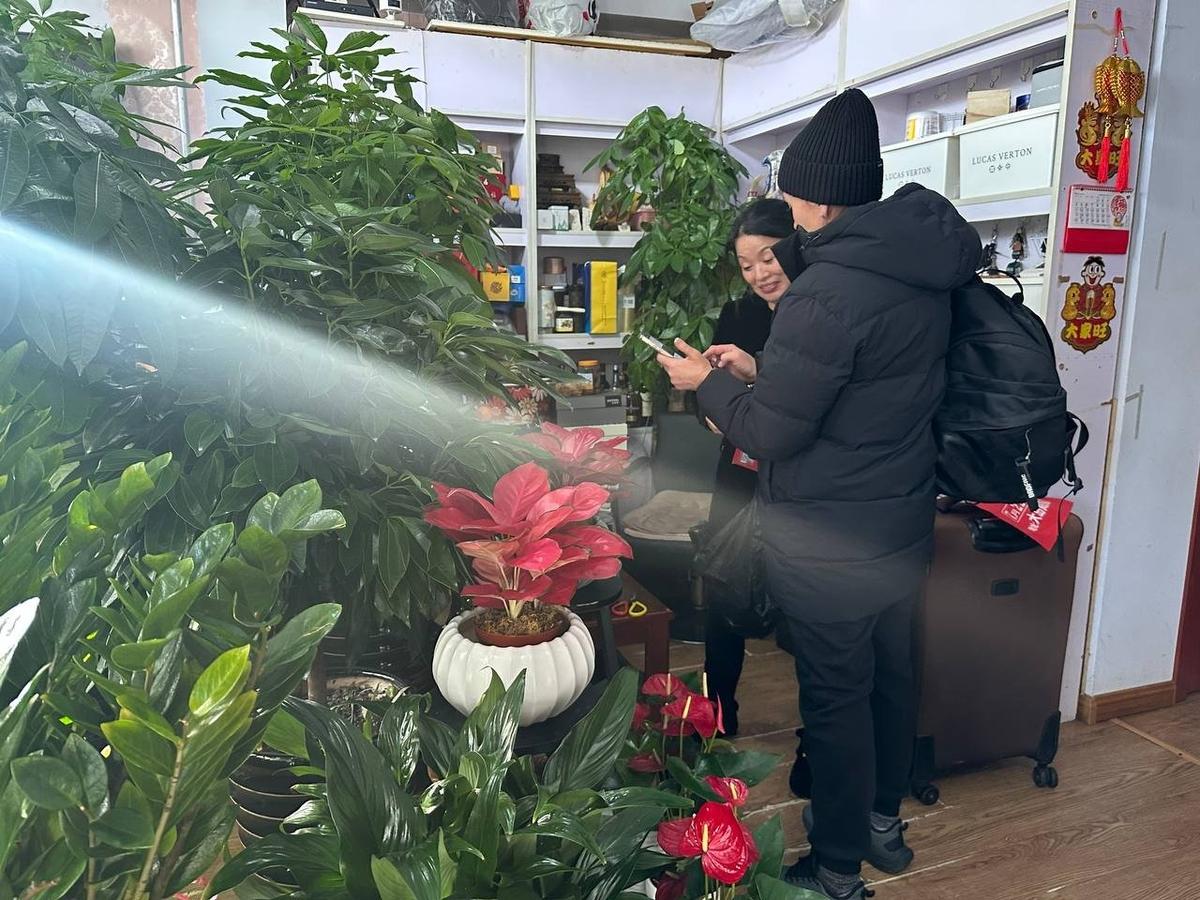 Олеся с подругой Леной — продавщицей цветов. Фото: Валерия Федоренко / «Новая газета»