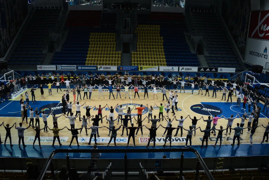 Репетиция Бала медалистов в баскетбольном клубе «Химки». Фото: Виктория Одиссонова/ «Новая газета»
