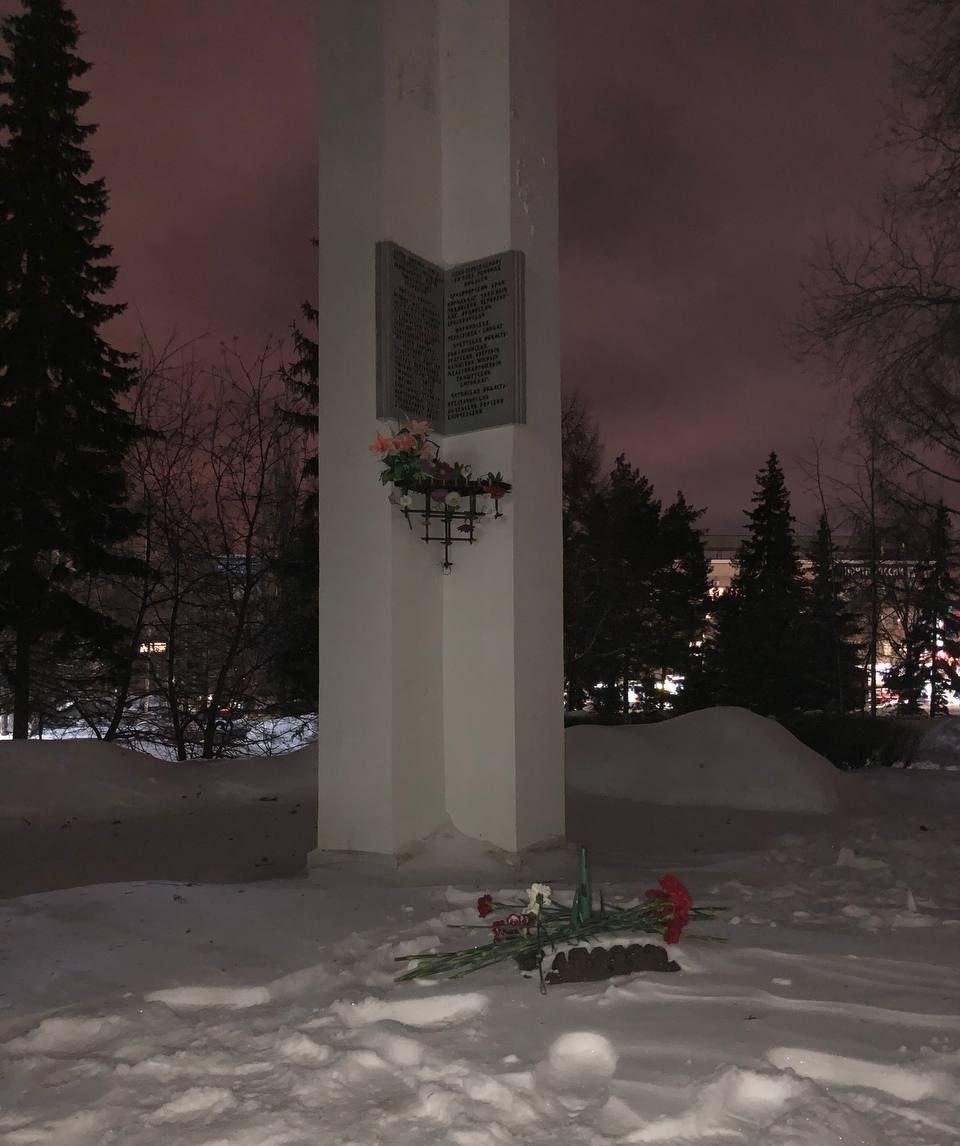 Омск. Здесь Навального отравили в 2020-м году. Стелла жертвам политических репрессий. Фото: соцсети