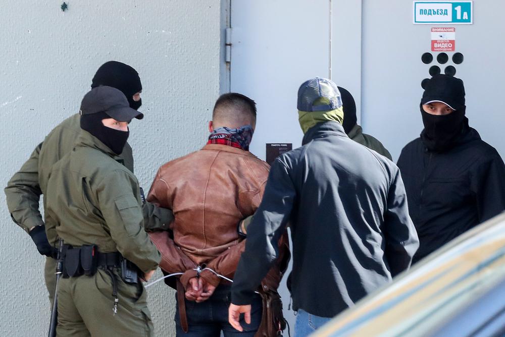 Руки Степана Латыпова во время задержания связали строительными стяжками. Фото: Валерий Шарифулин / ТАСС