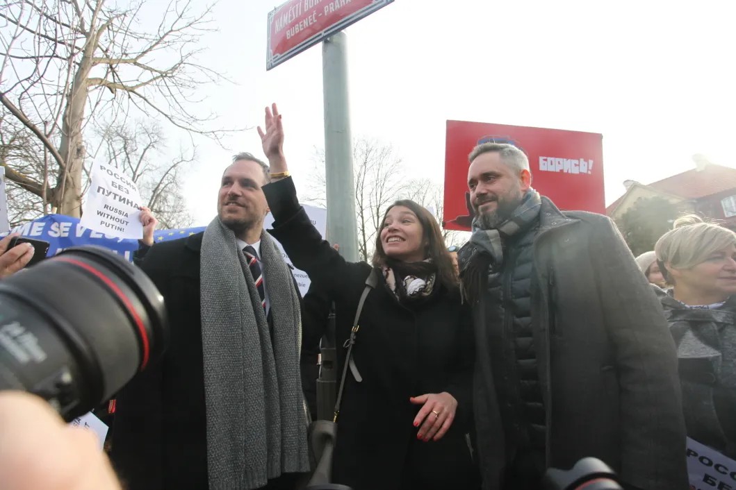 Жанна Немцова у открытого знака «Площадь Немцова». Фото: Диана Петриашвили / Медиасеть