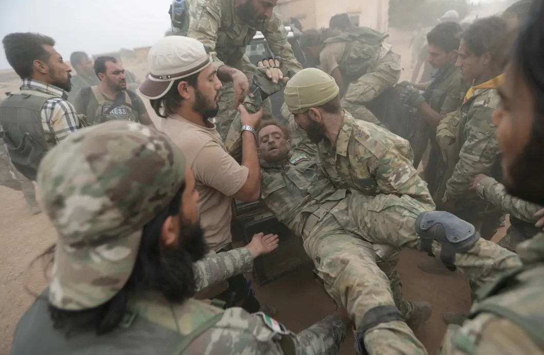 Ранение боевика армии сирийской оппозиции, которую поддерживает Турция. 2019 год. Фото: Reuters