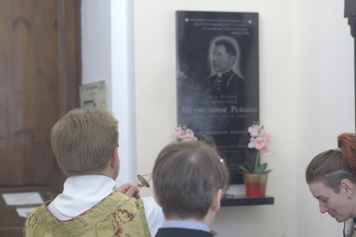 Мемориальная доска Мечислава Рейниса во владимирском костеле. Фото: katolik.life