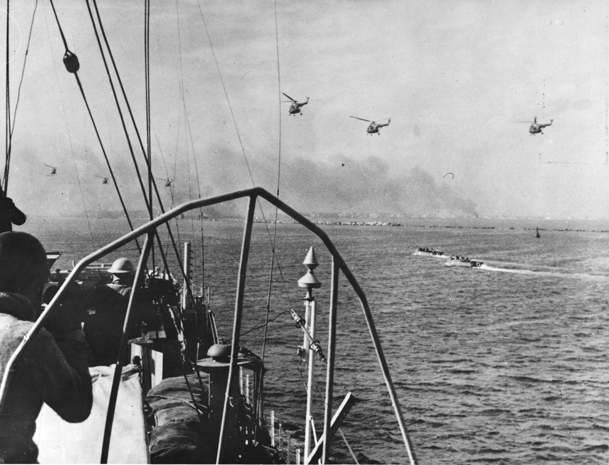 6 ноября 1956 года. Суэцкий кризис. Атака британских вертолетов на Порт-Саид. Фото: Imago / TASS