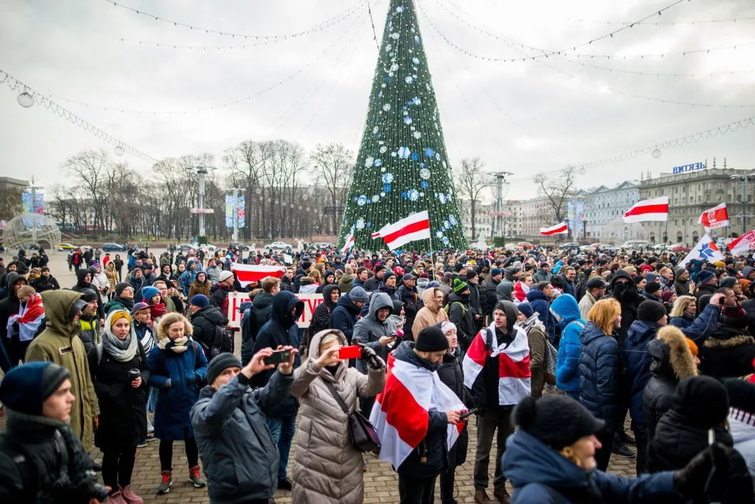 Массовый митинг противников интеграции с Россией на площади перед Дворцом республики. Фото: Euroradio
