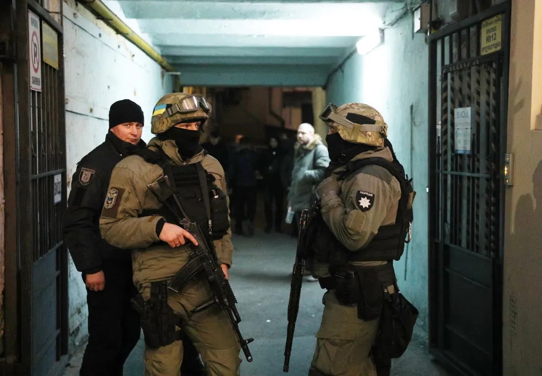 Спецназ полиции Украины во дворе у дома подозреваемого — музыканта и добровольца Адрея Антоненко. Фото: EPA