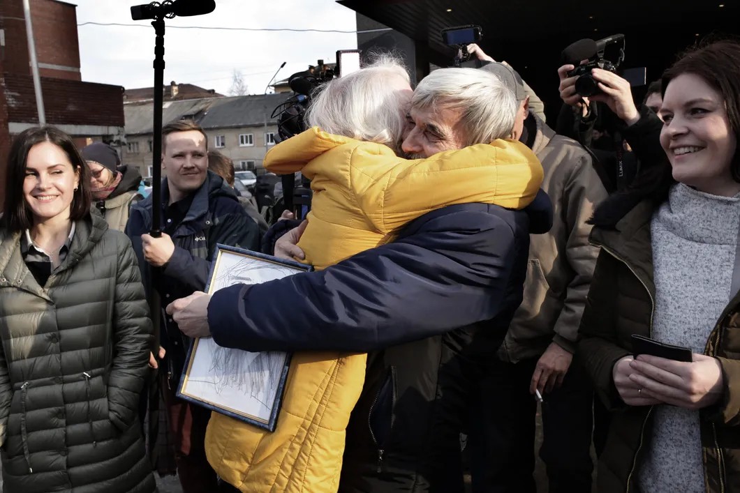 Соседка обнимает Дмитриева после приговора. Фото: Анна Артемьева / «Новая газета»