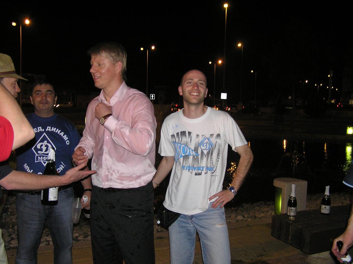 Мурсия. 28 апреля 2007 года. Президента МФК «Динамо» Константина Еременко болельщики только что облили чемпионским шампанским. Фото из архива автора.