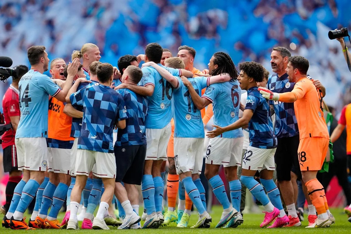 3 июня 2023 года. Игроки «Манчестер Сити» празднуют победу в финальном матче Кубка Англии. Фото: Фото: AP / TASS