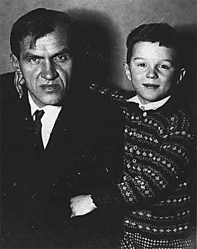 Андрей Воробьев с отцом Иваном Воробьевым, буквально за несколько дней до ареста последнего