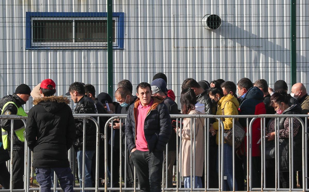 Иностранные граждане у Многофункционального миграционного центра. Фото: Михаил Терещенко / ТАСС