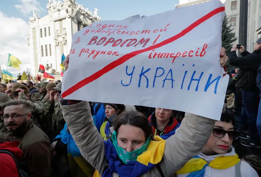 Надпись на плакате: «Ни одних договоренностей с врагом за счет интересов Украины». Митинг на Банковой улице возле офиса президента Зеленского. Фото: EPA