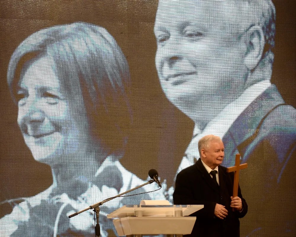 Брат погибшего в авиакатастрофе президента Польши Ярослав Качиньски на траурных мероприятиях / EPA