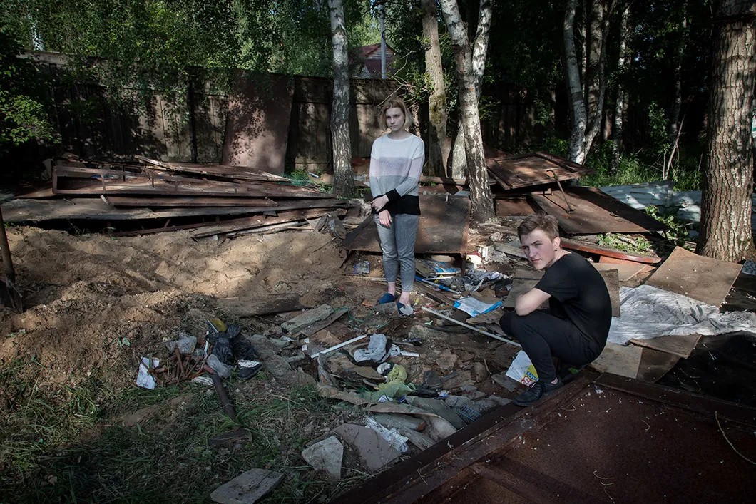 Чтобы выжить, дети разбирают свой гараж и продают его на металлолом. Фото Анна Артемьева/ «Новая газета»