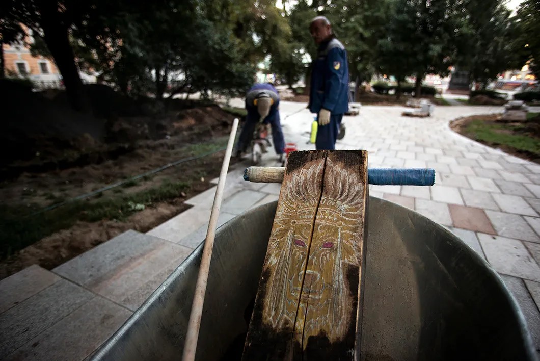 Работники украшают колоды, которыми уплотняются плиты. Фото: Виталий Кавтарадзе / специально для «Новой»
