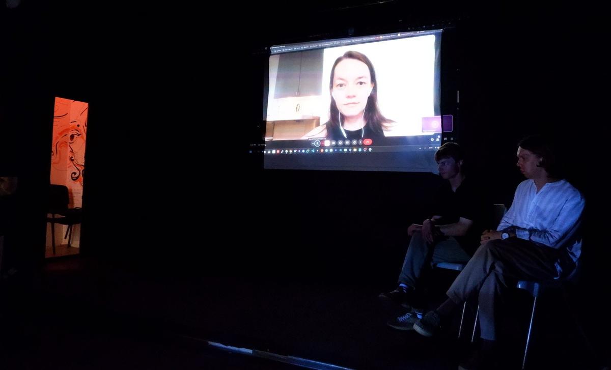 Лена Беляева во время обсуждения «Русский как иностранный. Удмуртский как родной». Фото: Андрей Новашов