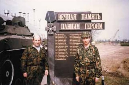 Чечня, 1996 год. У аэродрома «Северный», возле памятника погибшим в Первой чеченской войне. Слева — майор Вячеслав Измайлов