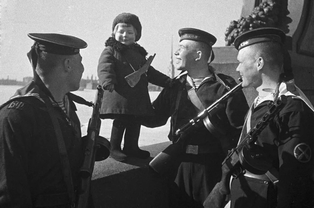 Матросы с девочкой Тосей, 1942 год. Фото: Борис Кудоярдов