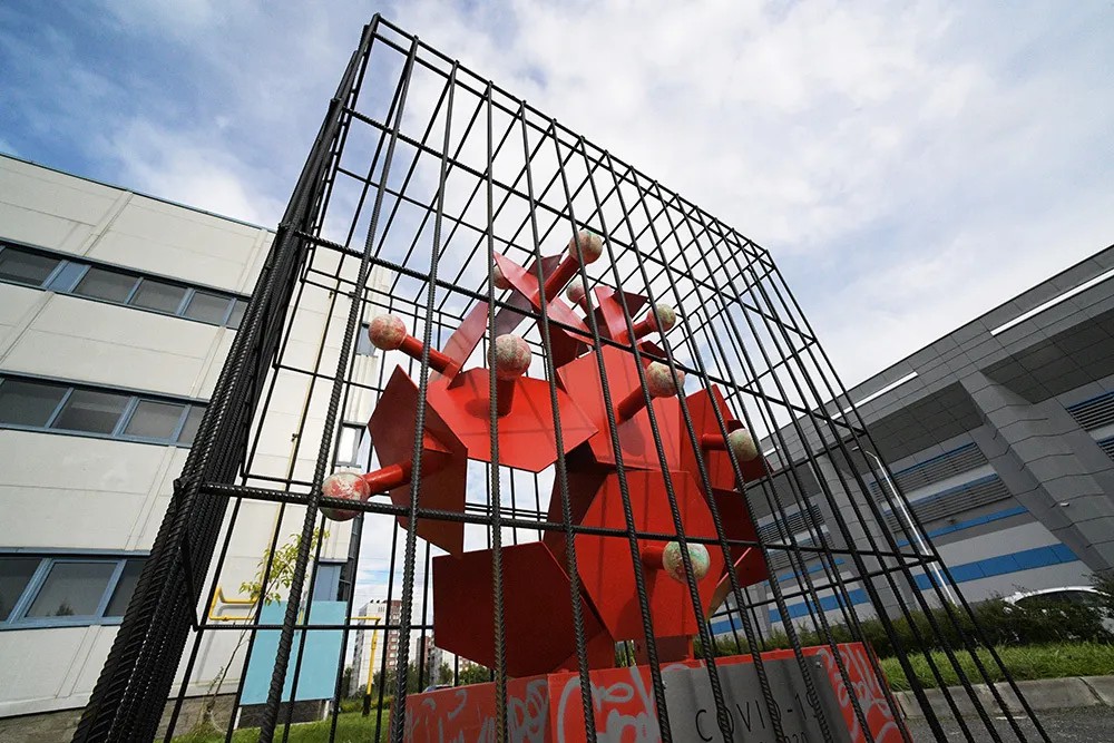 Инсталляция «Памятник победе над коронавирусом», установленная в Красногвардейском районе Санкт-Петербурга. Фото: Александр Гальперин / РИА Новости