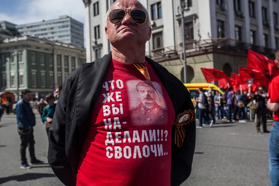 Сталинист на шествии коммунистов. Фото Влад Докшин/ «Новая газета»
