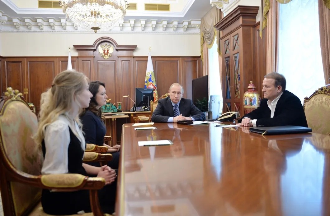 Медведчук на встрече Путина с родственниками погибших на Украине российских журналистов. Фото: Алексей Дружинин/ТАСС