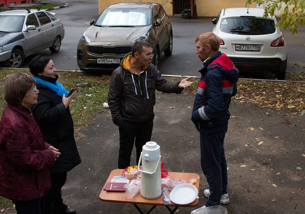 Волонтеры сообщества угощают бездомных теплой едой. За трапезой завязываются духовные споры. Фото Светлана Виданова, специально для «Новой»