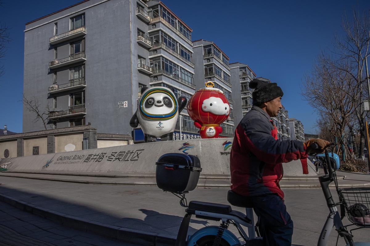 Символы грядущей Олимпиады на одной из улиц Пекина. Фото: EPA-EFE