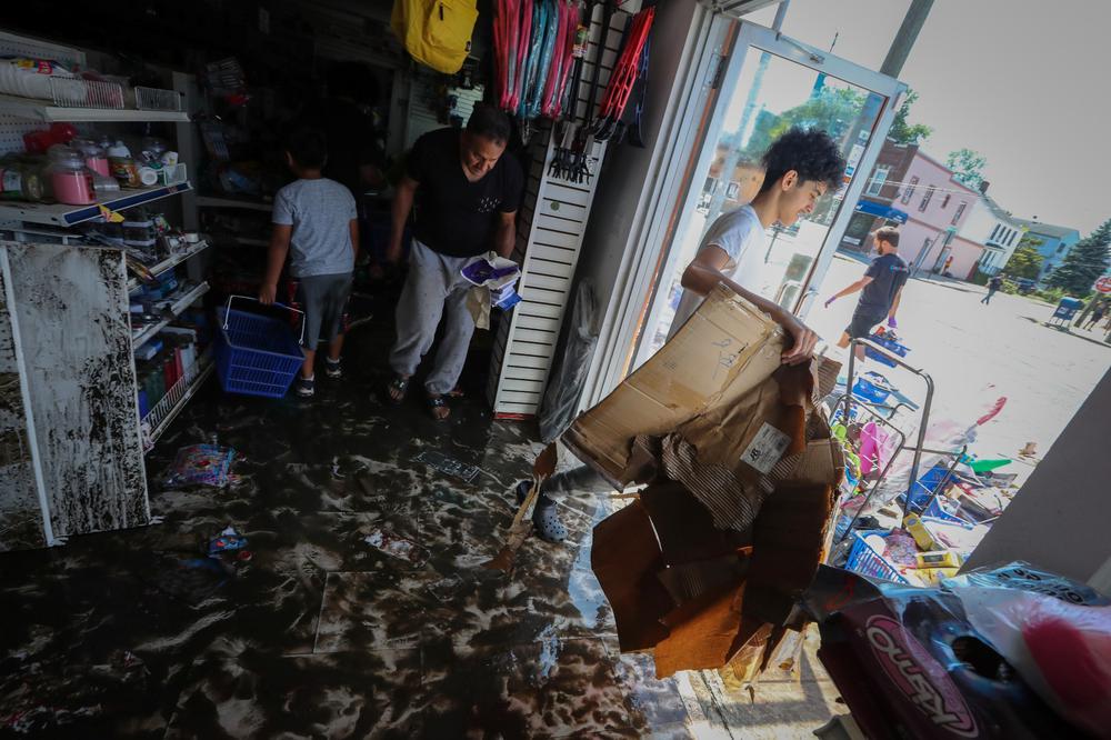 Люди выносят затопленные вещи из магазина. Мамаронек, штат Нью-Йорк. Фото: Reuters