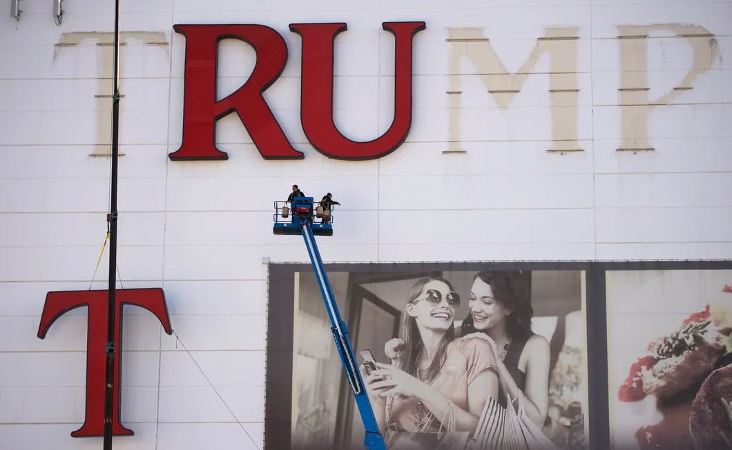 Рабочие снимают вывеску со здания Trump Plaza Casino в Атлантик-Сити. Фото: Reuters