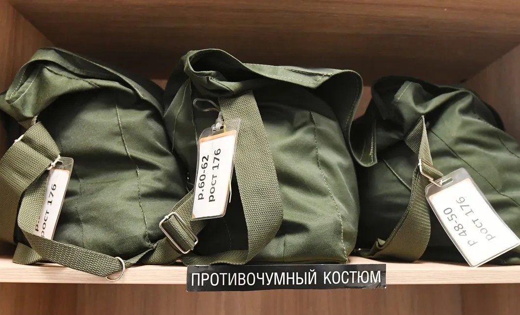 Противочумные костюмы в аэропорту Красноярска. Фото: РИА Новости
