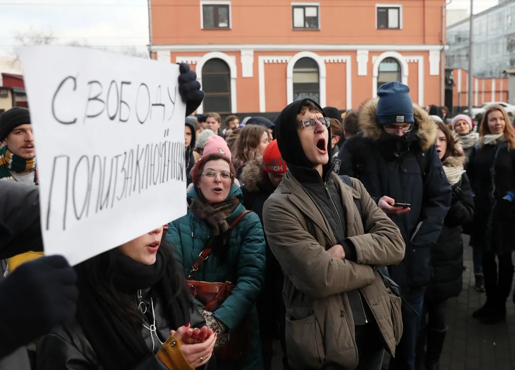 Активисты у здания Мещанского суда во время оглашения приговора Владимиру Емельянову. Фото: Владимир Гердо / ТАСС