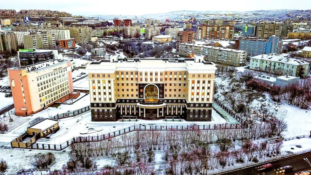 Здание ФСБ России, напротив которого планируется строительство Главного храма Мурманской области. Фото: соцсети