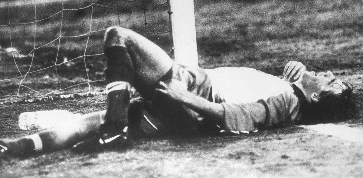 «Игрок — на тpаве. Что-то там повpедил или емy повpедили. Но паpень он здоpовый, отлежится, зальют водичкой что надо, и побежит». Фото: Евгений Успенский