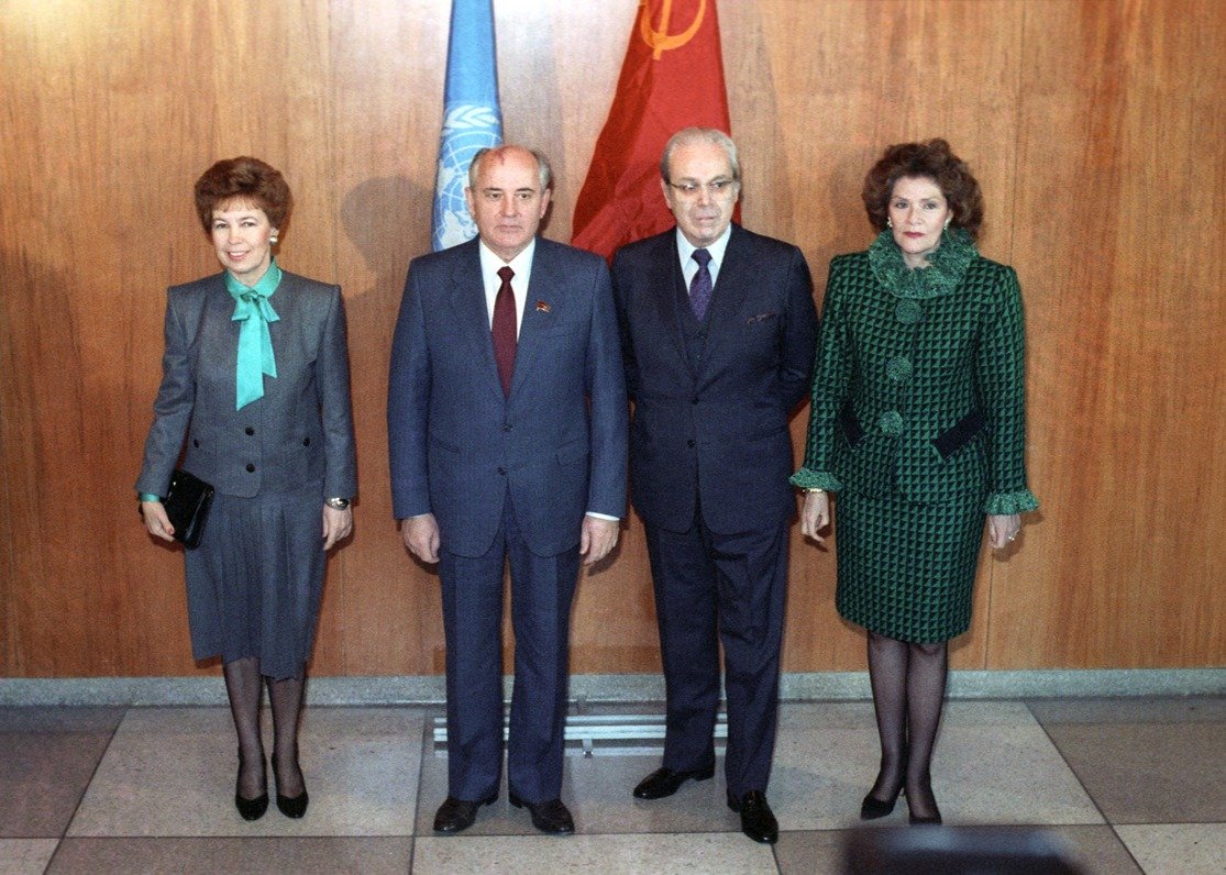 7 декабря 1988 года. Михаил Горбачев и Генеральный секретарь ООН Перес де Куэльяр с супругами во время встречи. Фото: ITAR-TASS