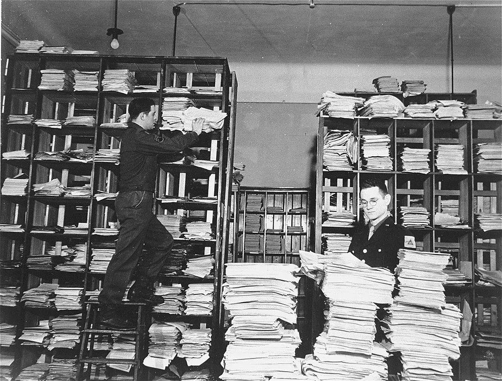 Офицеры армии США с собранными доказательствами (1945—1946). Фото из открытых источников / Wikimedia
