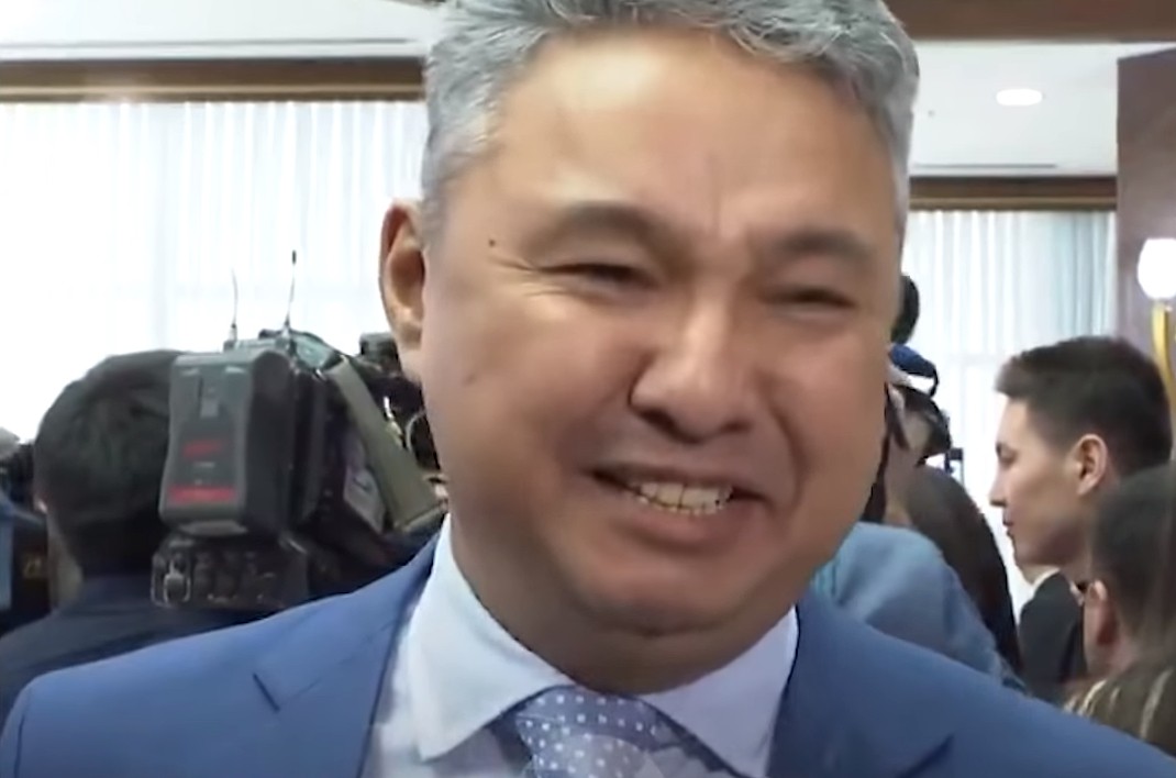 Глава оппозиционной партии «Ак Жол» Азат Перуашев заплакал, отвечая на вопрос об отставке Назарбаева. Стоп-кадр