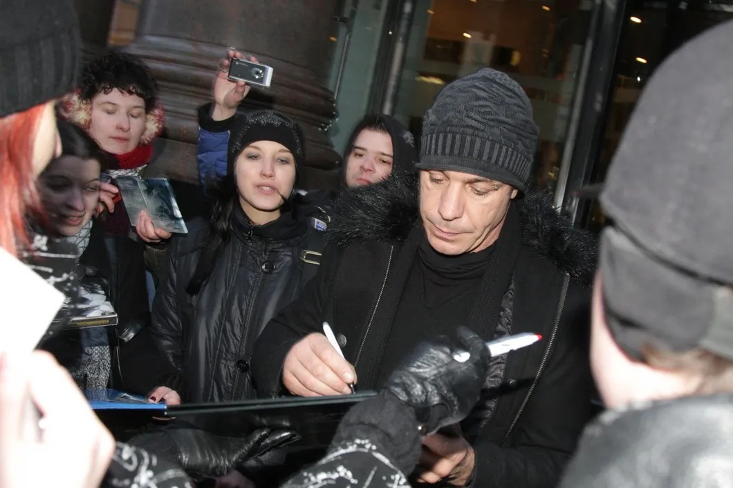 Солист Rammstein Тиль Линдеманн раздает автографы в Москве. Фото: РИА Новости