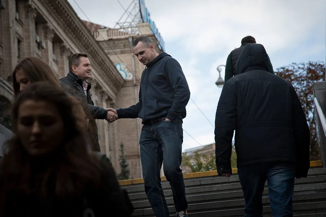 Прохожие останавливают Олега Сенцова, чтобы пожать ему руку. Фото: Анна Артемьева / «Новая газета»