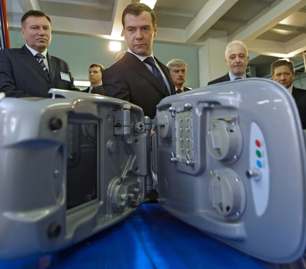 Дмитрий Медведев во время посещения Объединенного института ядерных исследований в Дубне, 2008 год. Фото: РИА Новости