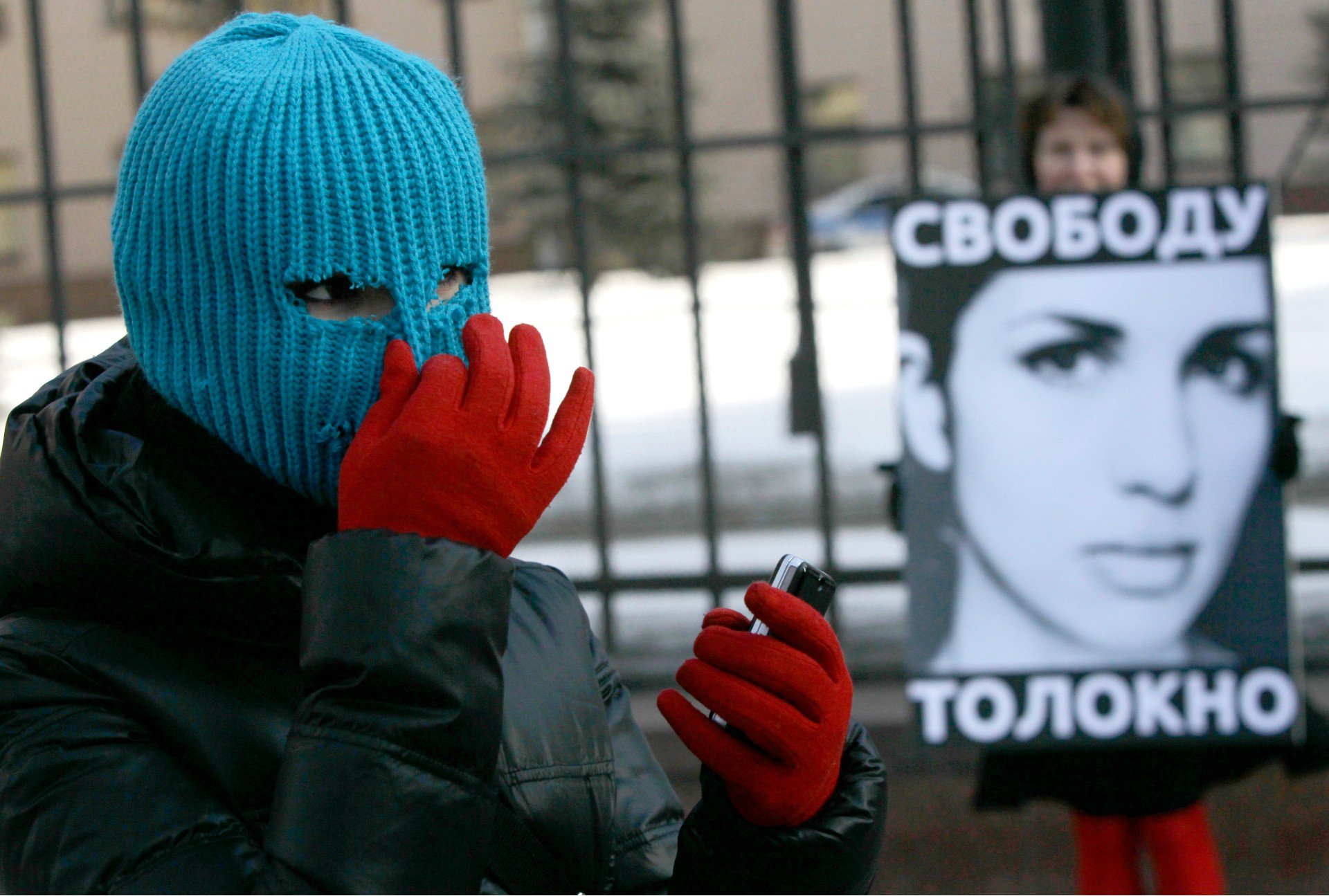 Одиночный пикет в поддержку задержанных участниц панк-группы Pussy Riot, устроивших акцию «Панк-молебен» в храме Христа Спасителя в Москве, 2012 год. Фото: РИА Новости
