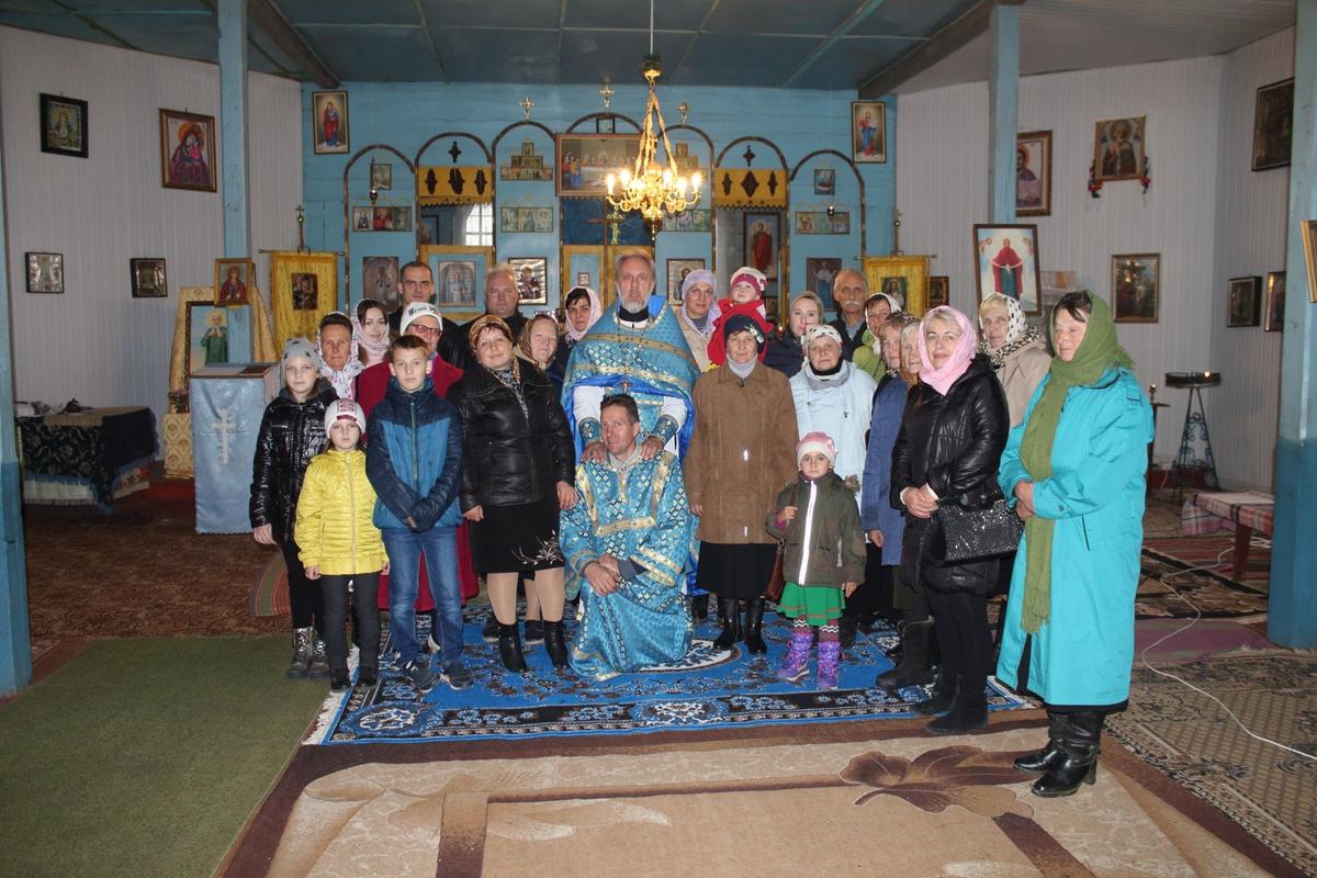 Иоанн Курмояров с прихожанами в Украине. Фото из личного архива Курморярова