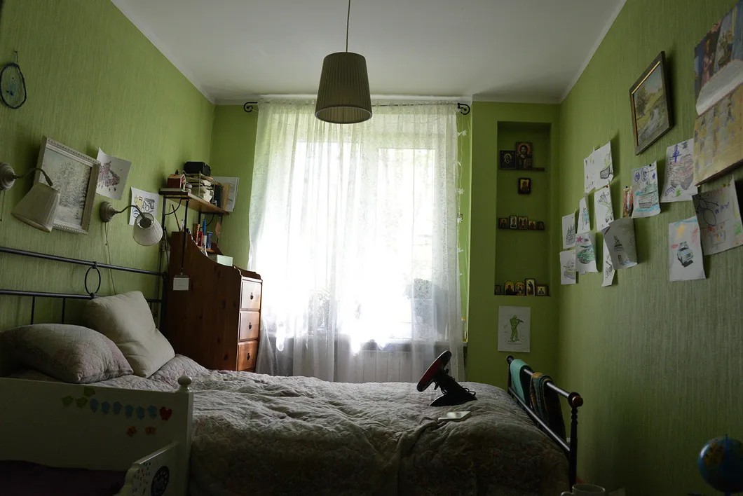 В комнате, в которой очень хорошо спится. Фото: Виктория Одиссонова / «Новая газета»
