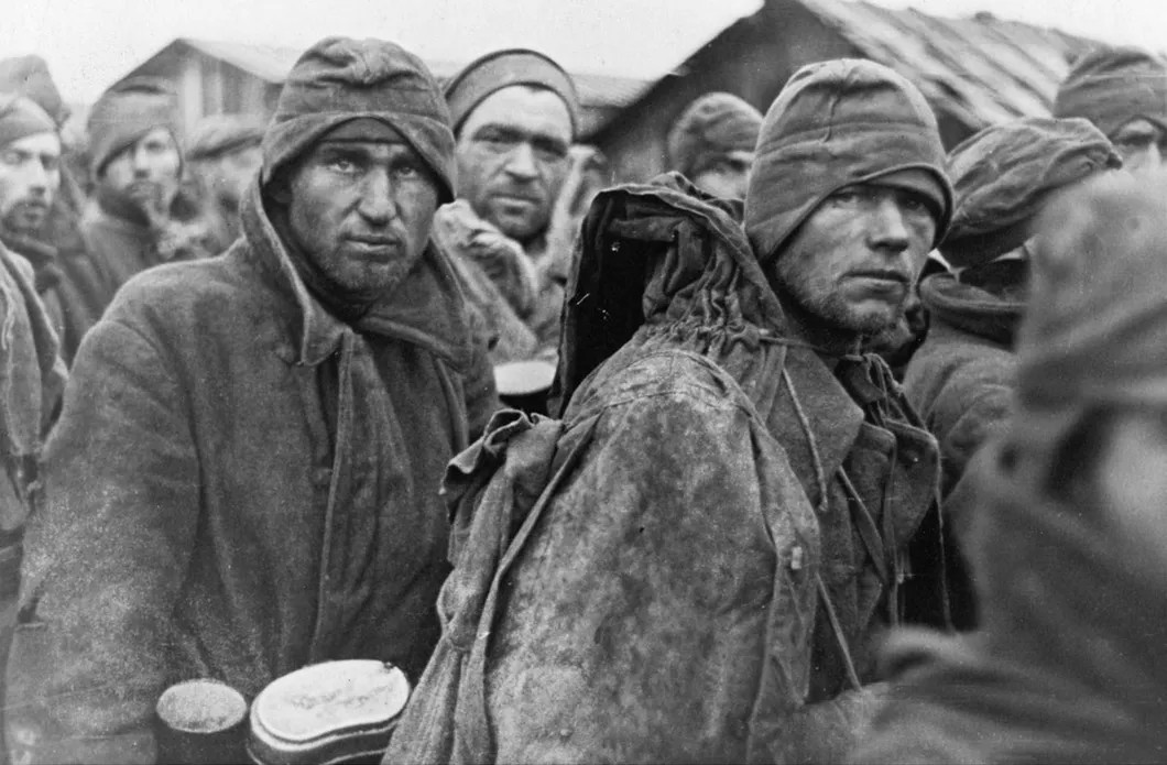 Красноармейцы в лагере военнопленных в Вязьме, 1941 год. Фото: Benno Wundshammer