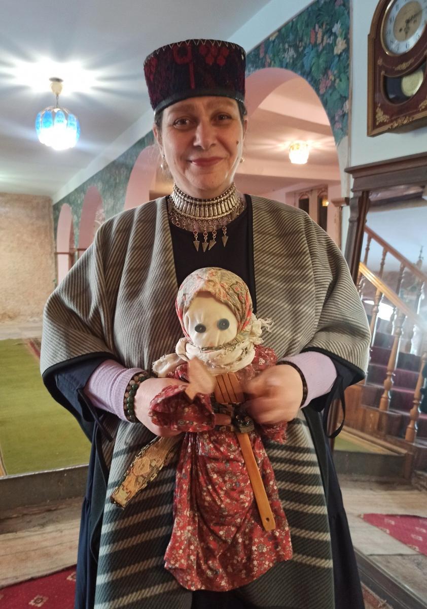 Асмик Баграмян с праздничной куклой Утис в центре «Тонацуйц». Фото: Евгения Енгибарян