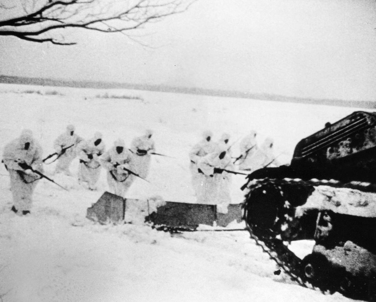 Советско-финская война, Финляндия. Советские военные продвигаются за танком во время наступательной операции, 1939 год. Фото: The Granger Collection