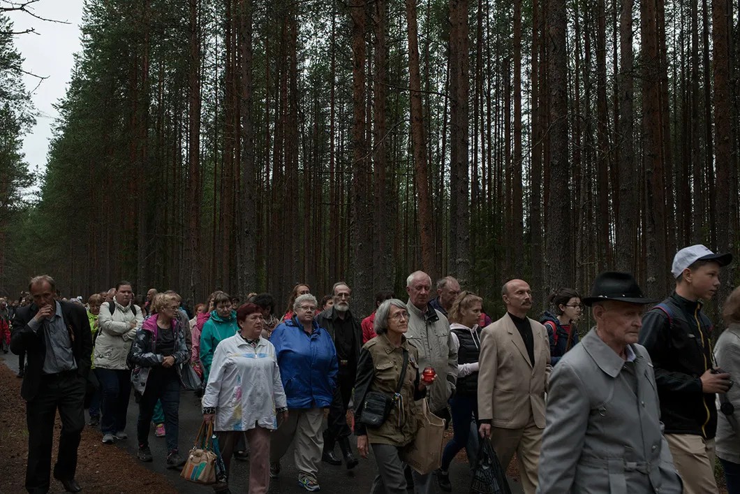 На День памяти пришли около двухсот человек. Фото: Анна Артемьева / «Новая газета»