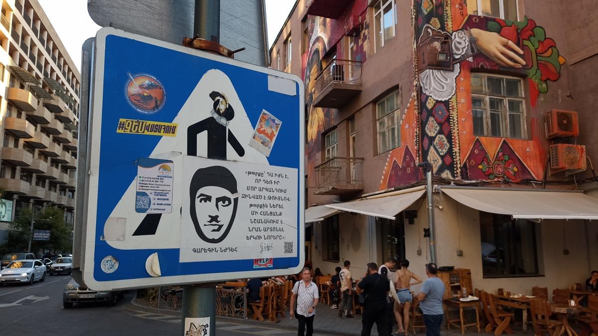 Ереван. Северный проспект. Листовка с портретом Гарегина Нжде и антитурецкой надписью. Фото: Андрей Новашов